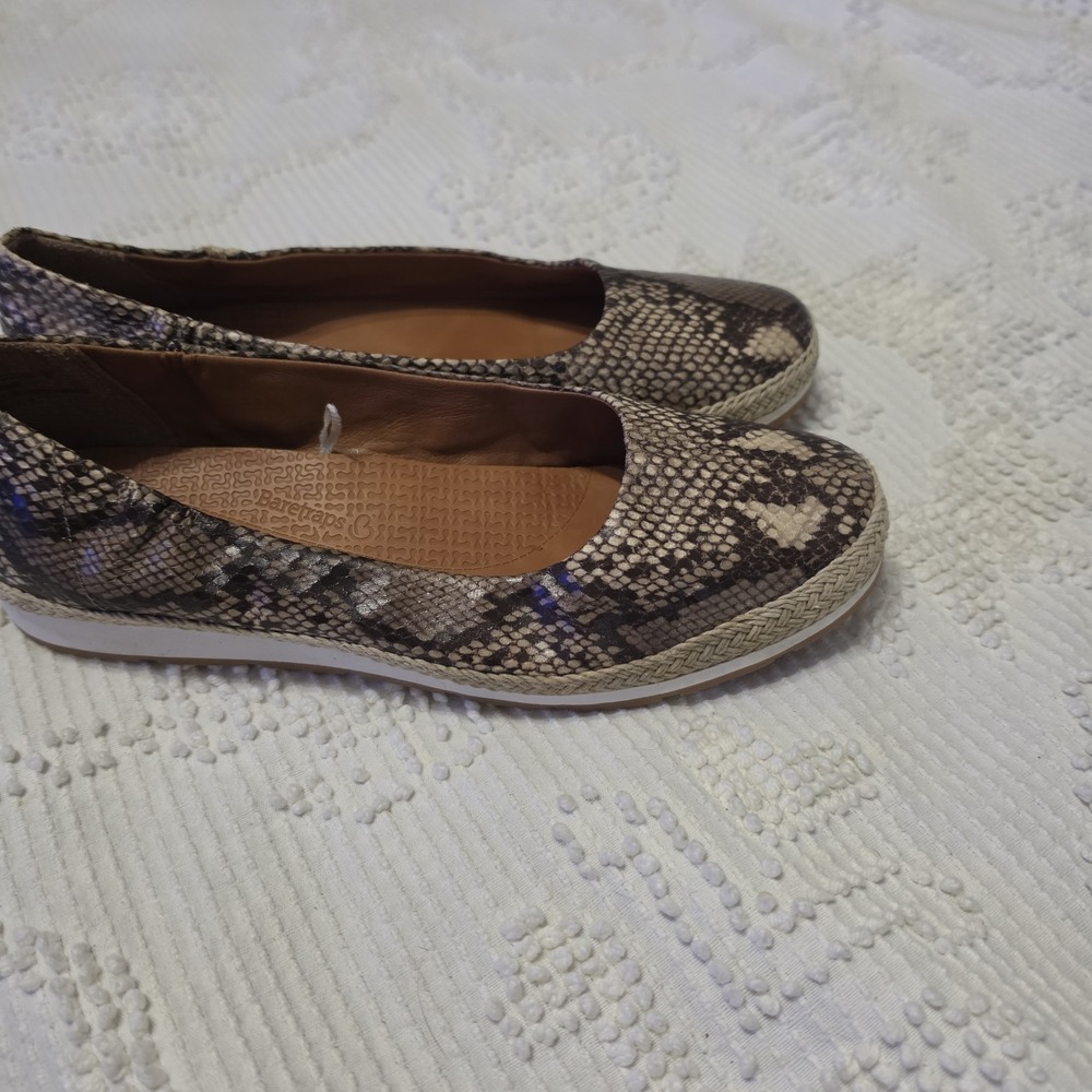 Bear traps snakeskin posture slipons‎ Women's Size 9 Medium Comfort